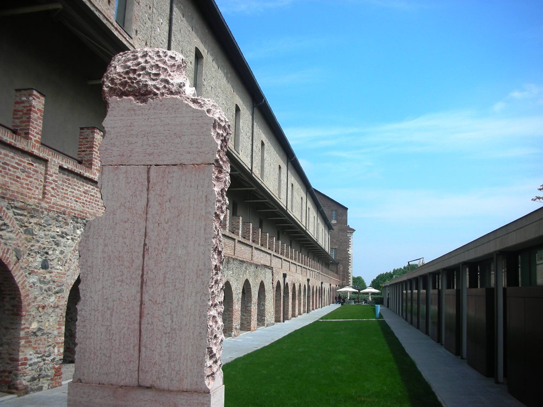 giardino interno con ristorante sulla destra