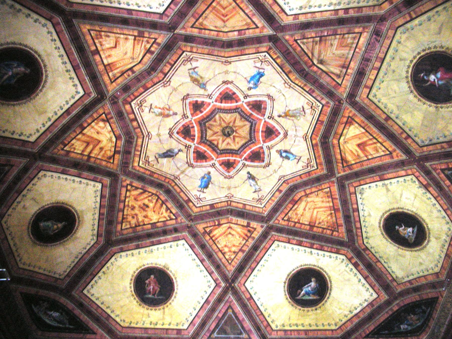 soffitto interno castello in legno affrescato