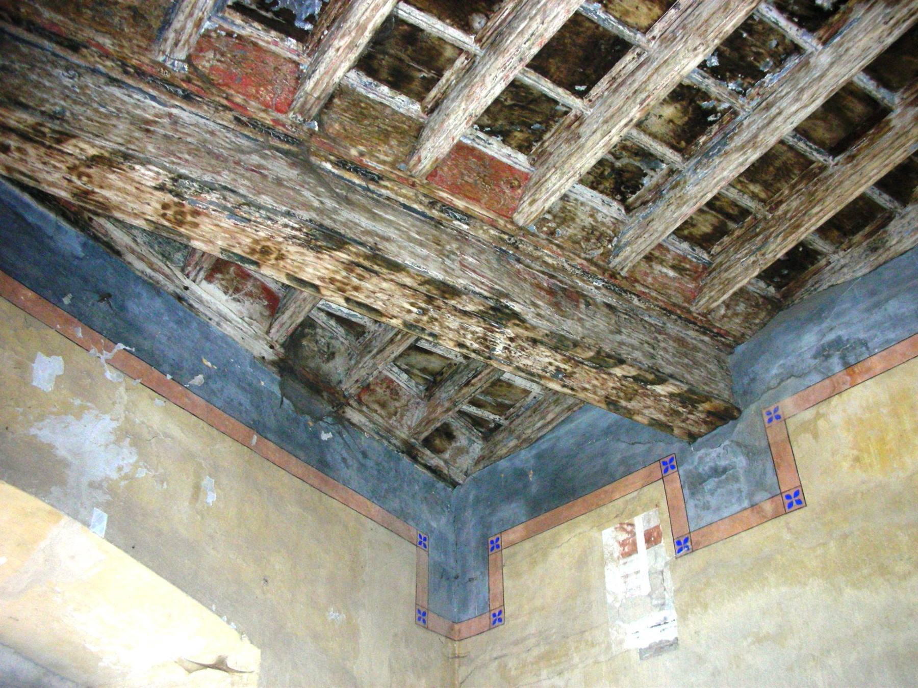 soffitto a cassettoni con affresco