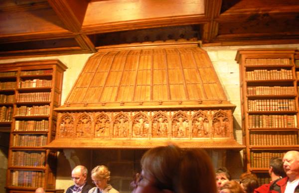 interno, biblioteca del castello, dettaglio camino intagliato