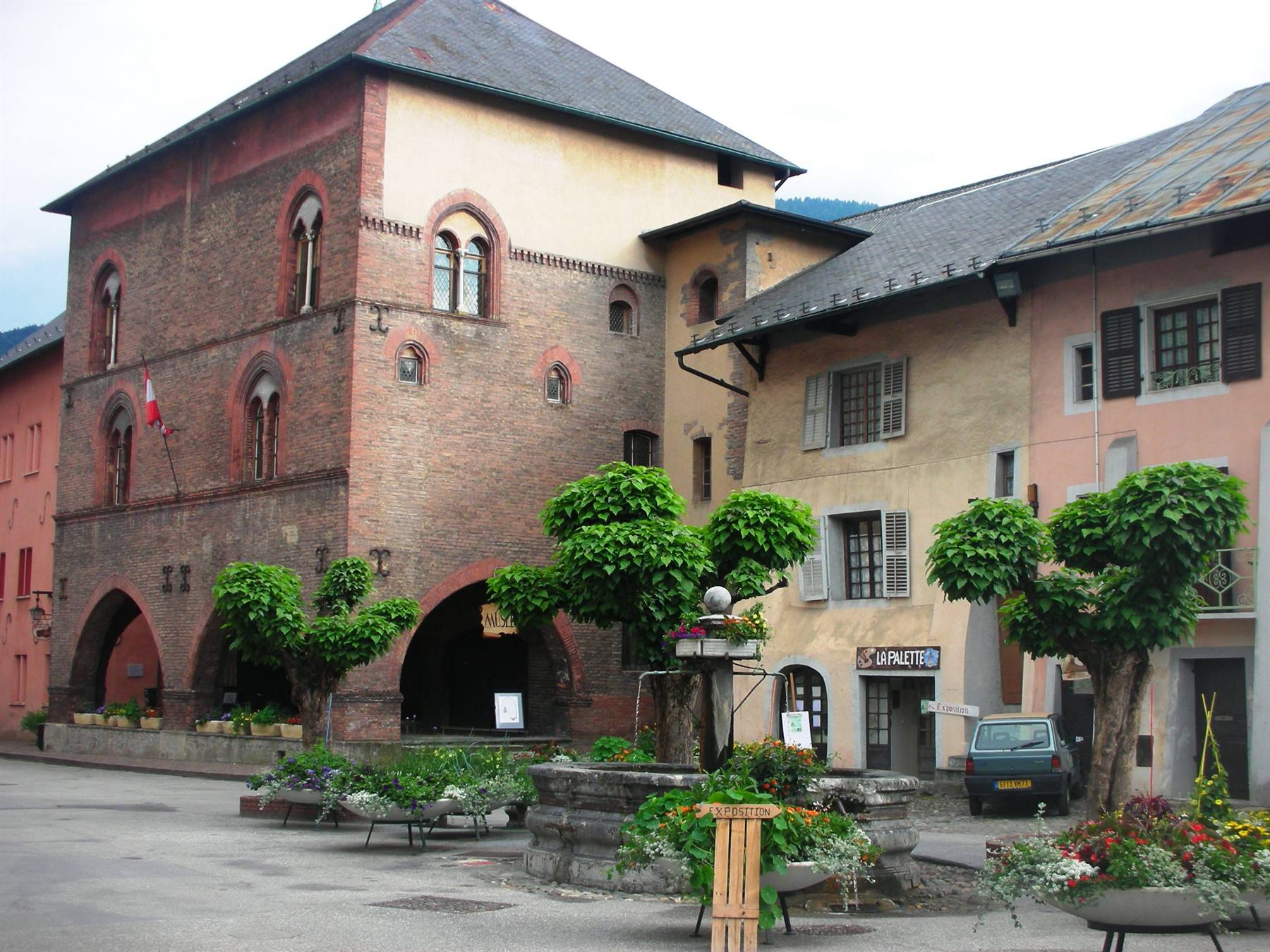 PIAZZA PRINCIPALE DEL BORGO