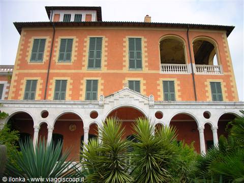 la villa dal retro del giardino