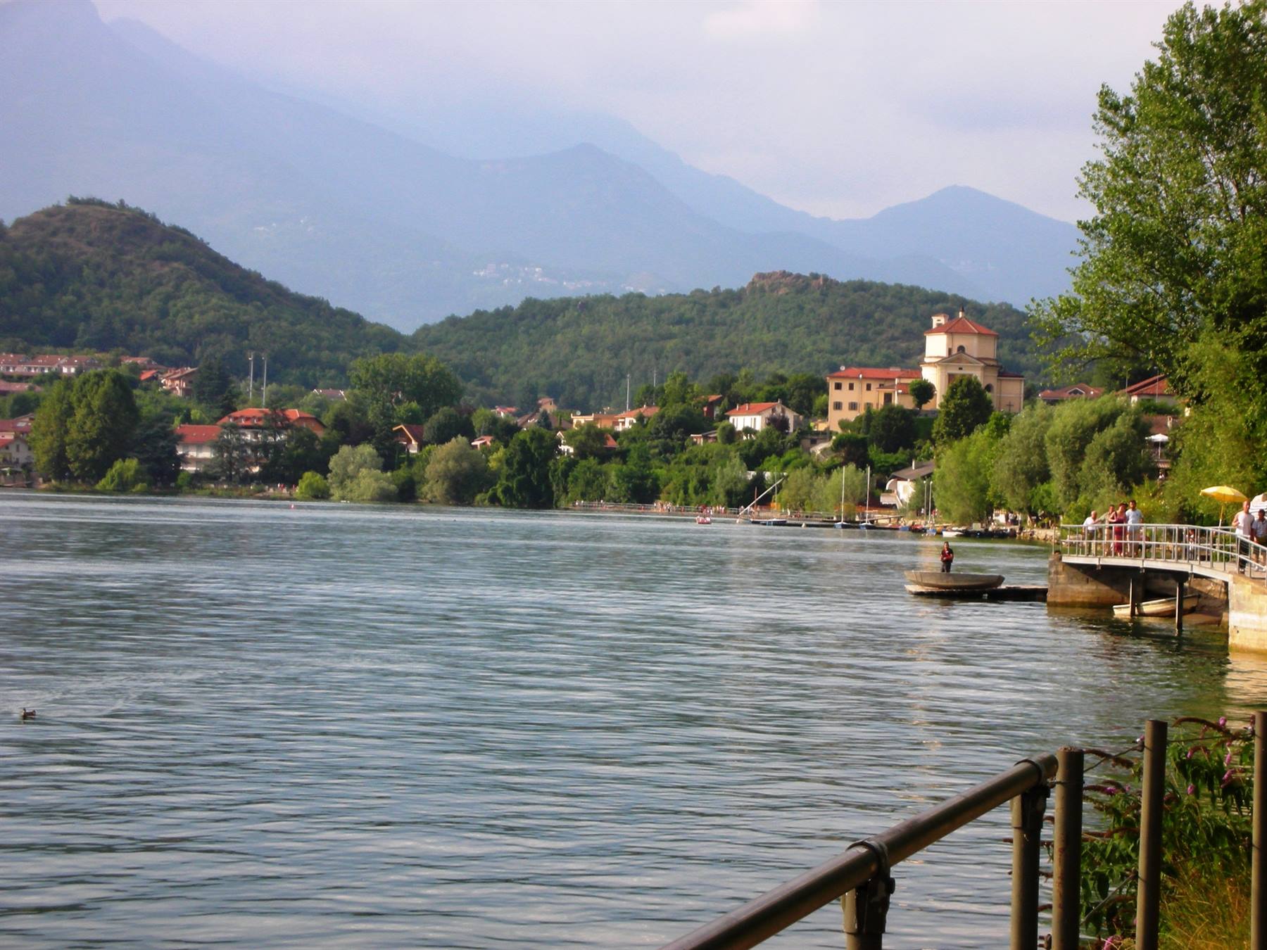 veduta del lago verso il paese