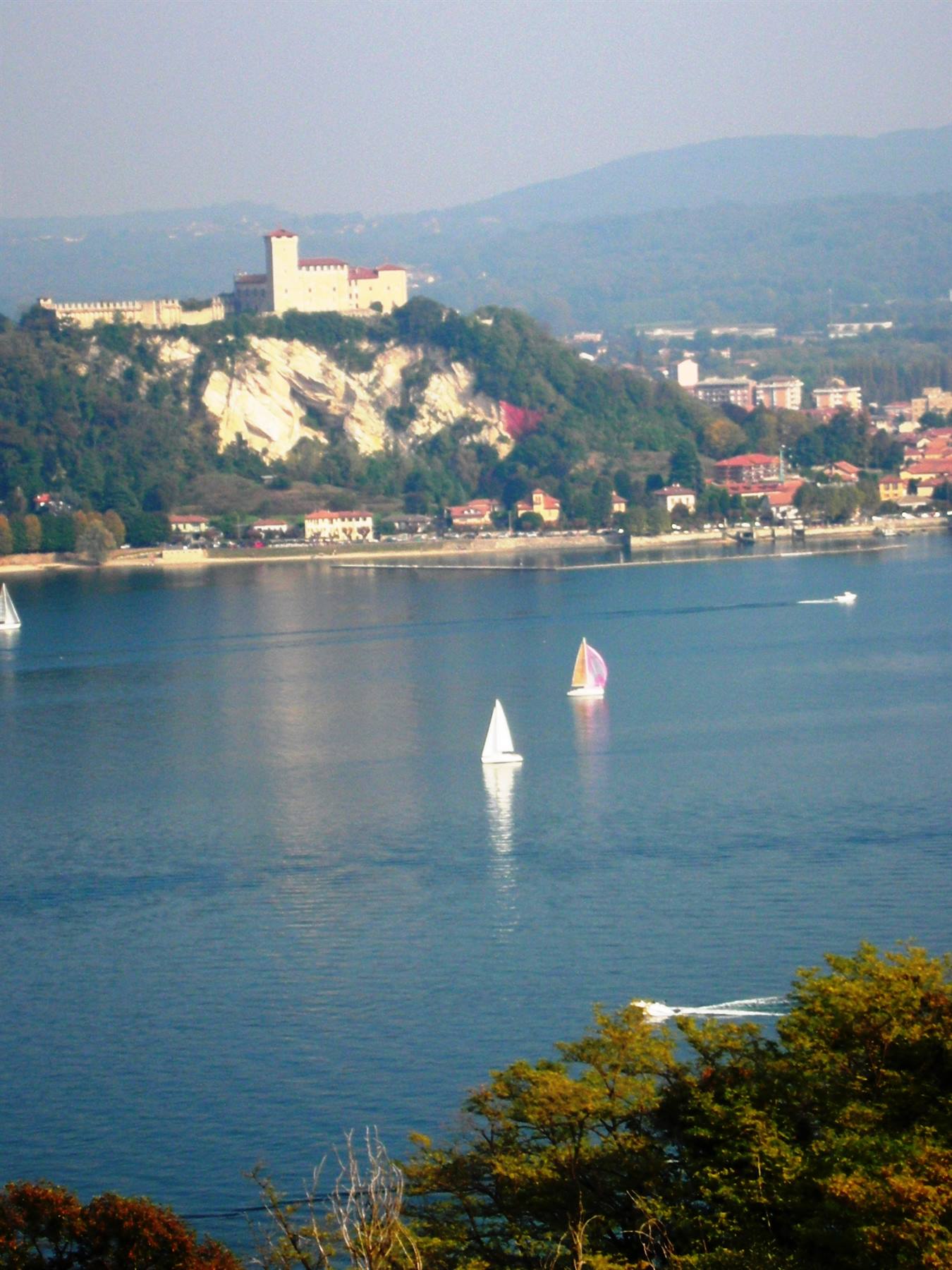 veduta del lago dalla terrazza panoramica del san carlone