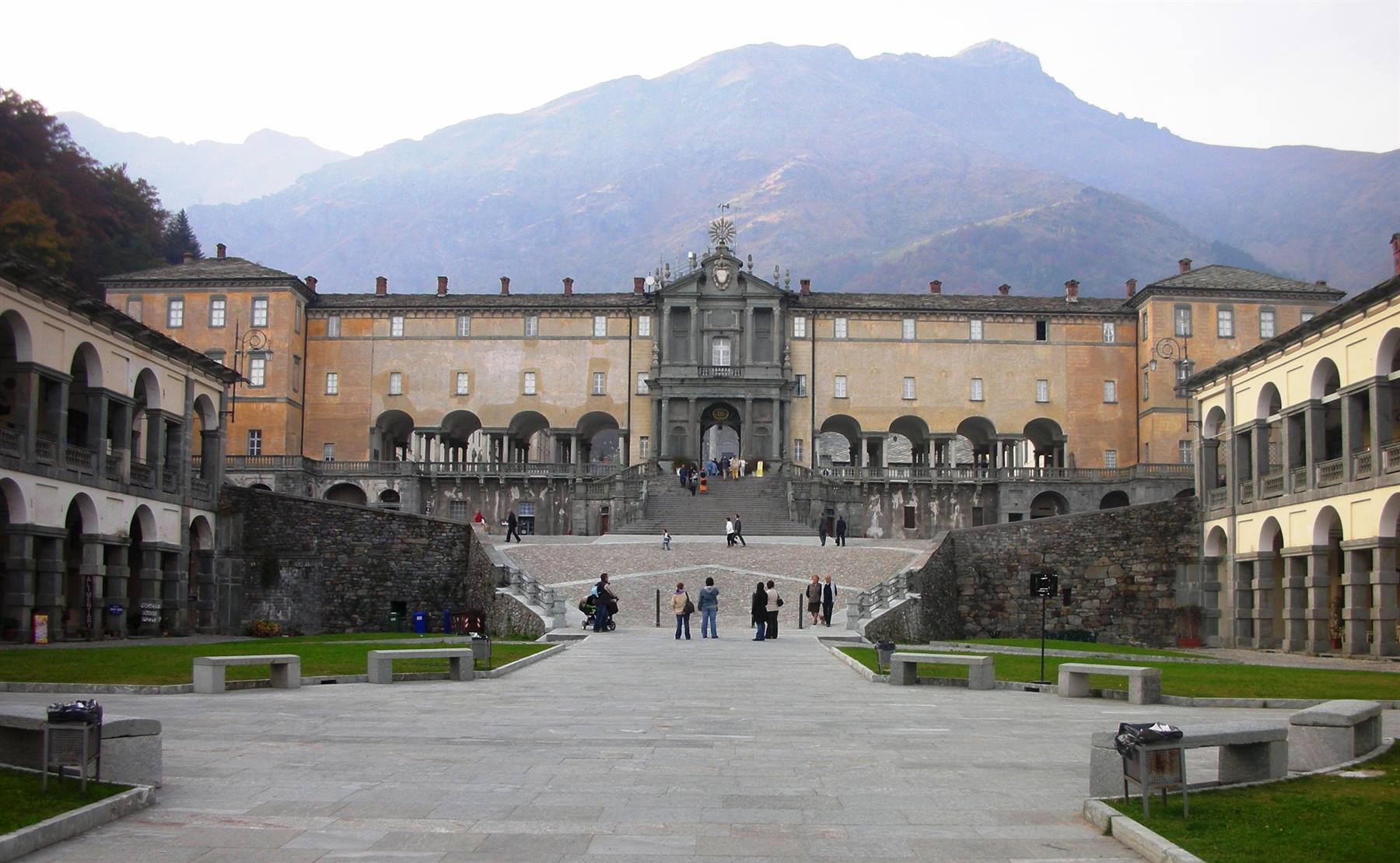 la piazza del santuario