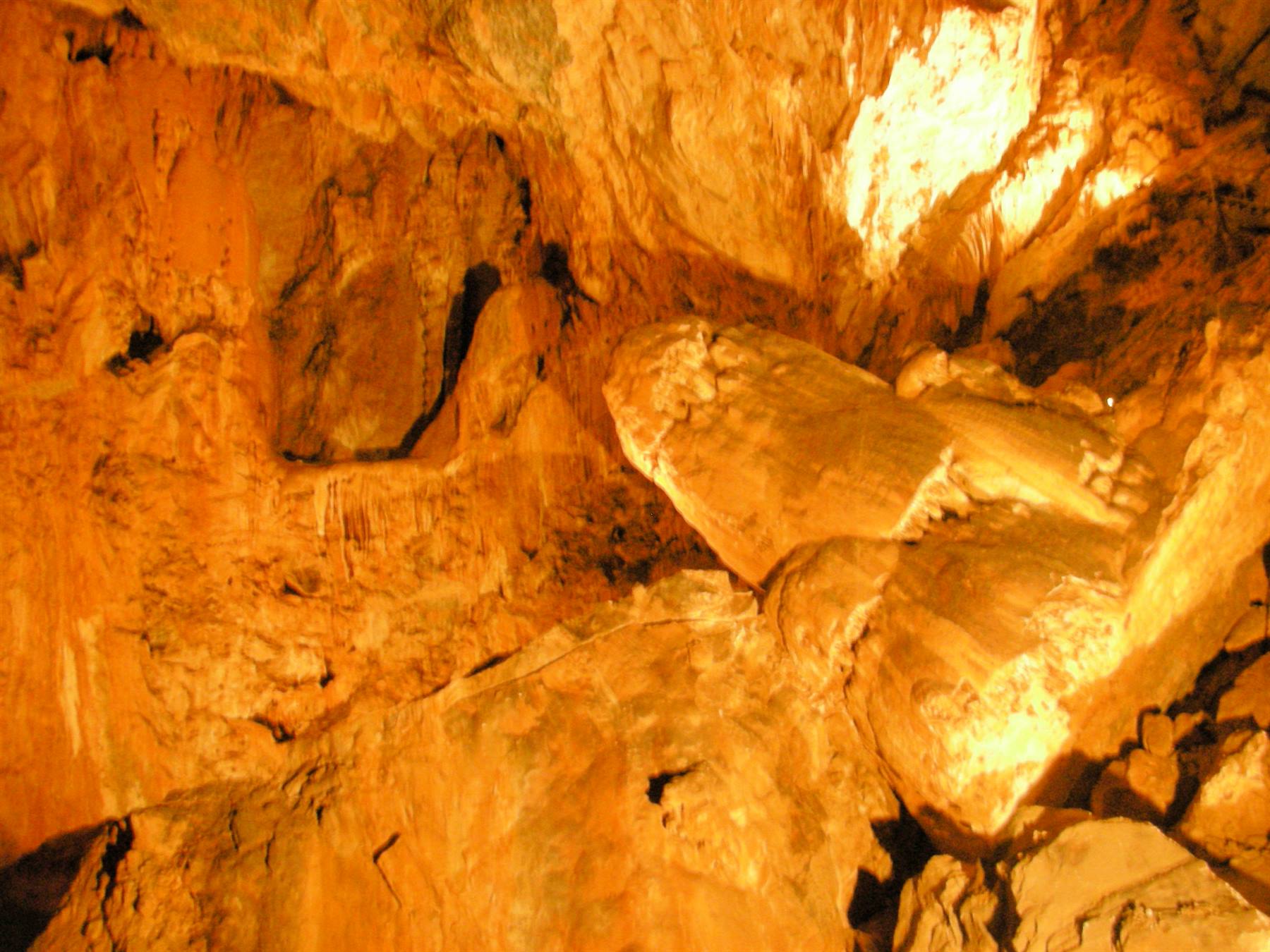parete e veduta interna grotta