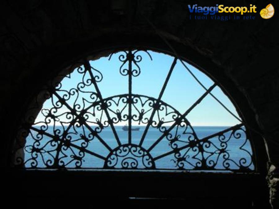 veduta artistica del mare e di una nave a Nervi