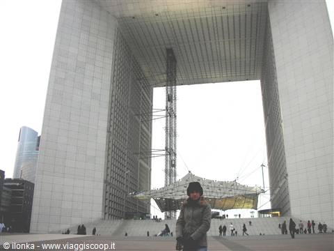 io alla Defense con il Grande Arco moderno
