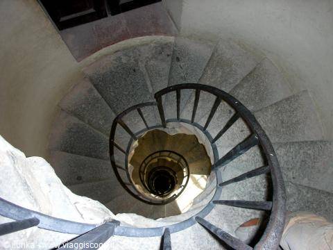 interno scala basilica per la terrazza
