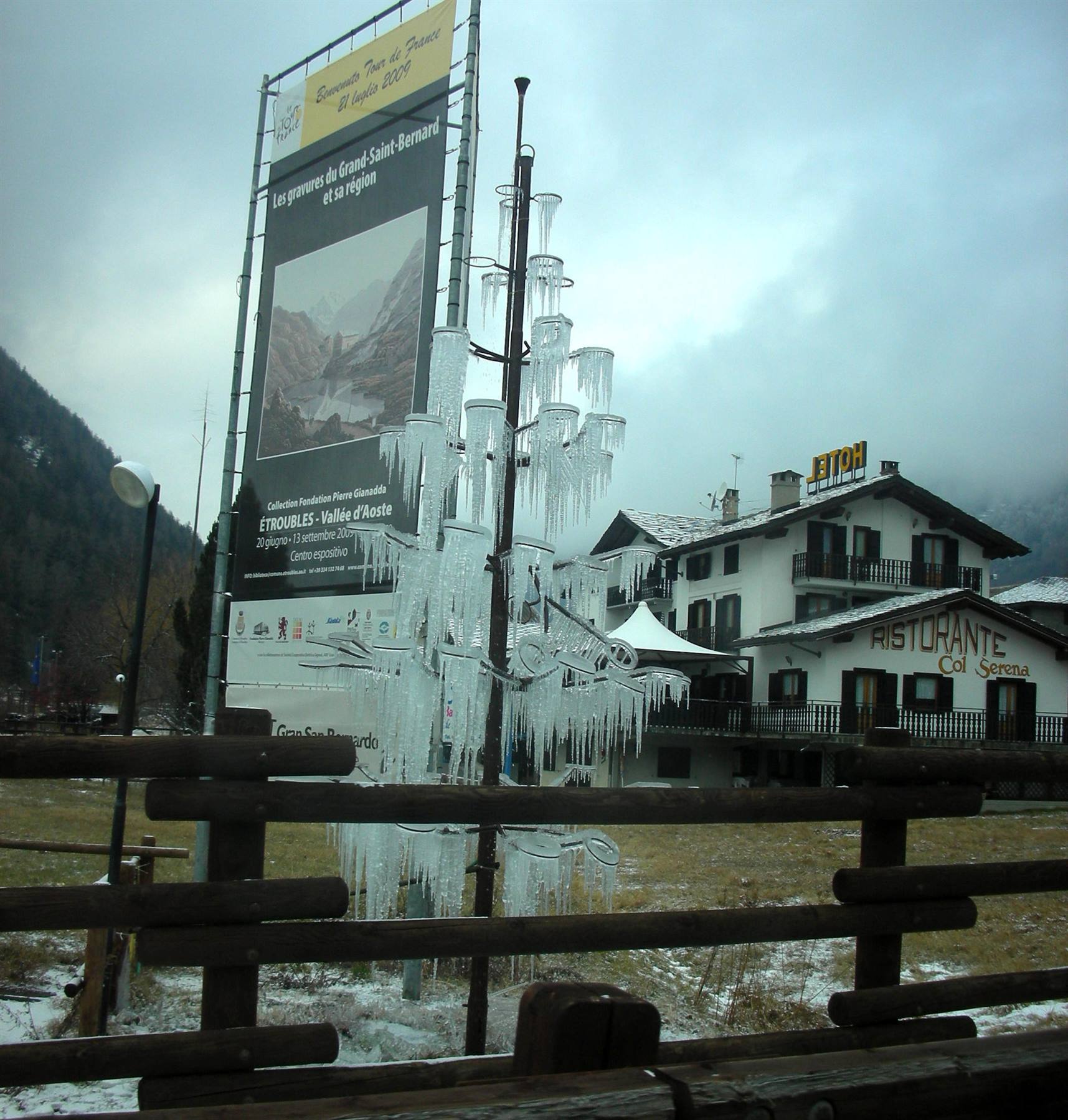 Albero d natale chiacciato sul passo del gran s.bernardo