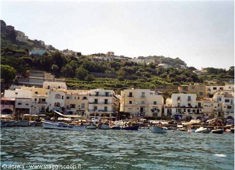 capri vista dal mare al nostro arrivo