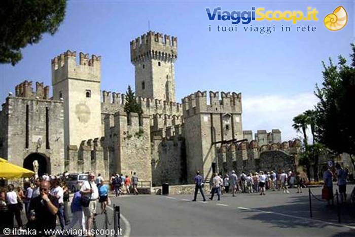 piazza davanti al castello di sirmione
