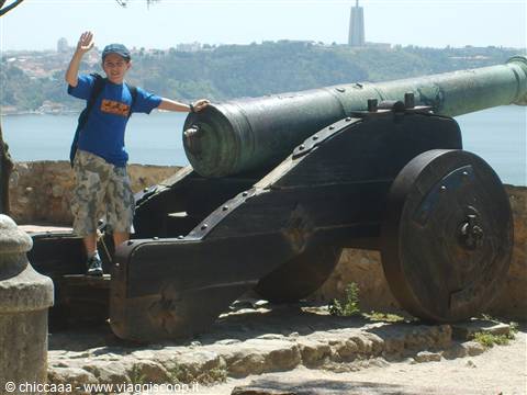 Tommaso nel giardino del Castelo Sao Jorge