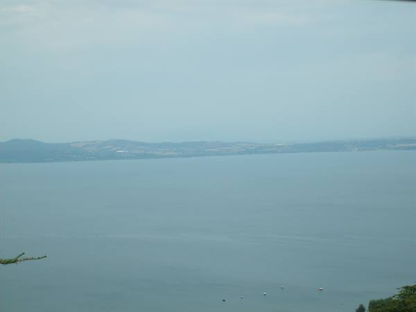 il lago di bracciano viasto dal suo castello