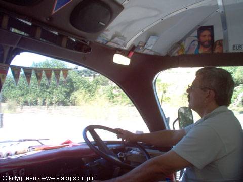 SIMPATICO AUTISTA DEL BUS