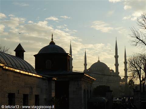 Cortile a Santa Sofia con la Moschea Blu sullo sfondo