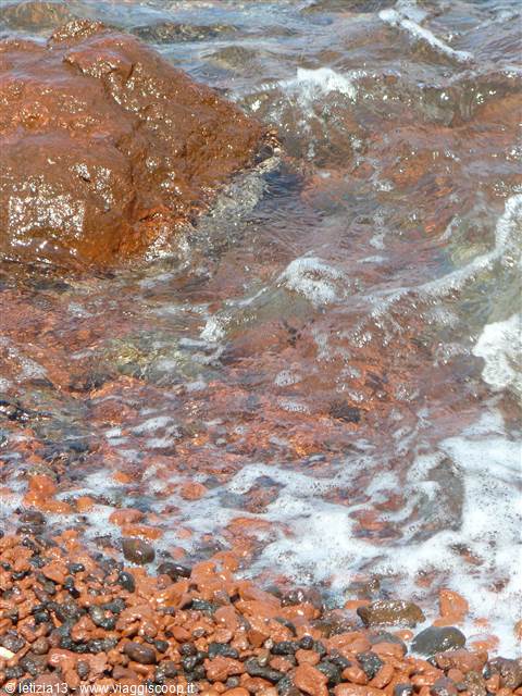 I ciottoli della spiaggia rossa