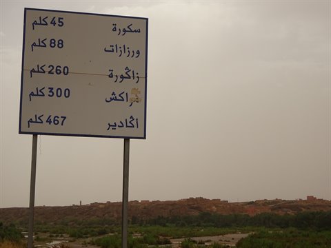 Cartello stradale indicante le distanze di Ouarzazate, Tinghir e Errachidia