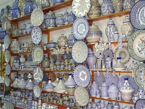 Piatti e tajine di ceramica blu e bianca esposti sugli scaffali di un negozio, Fes