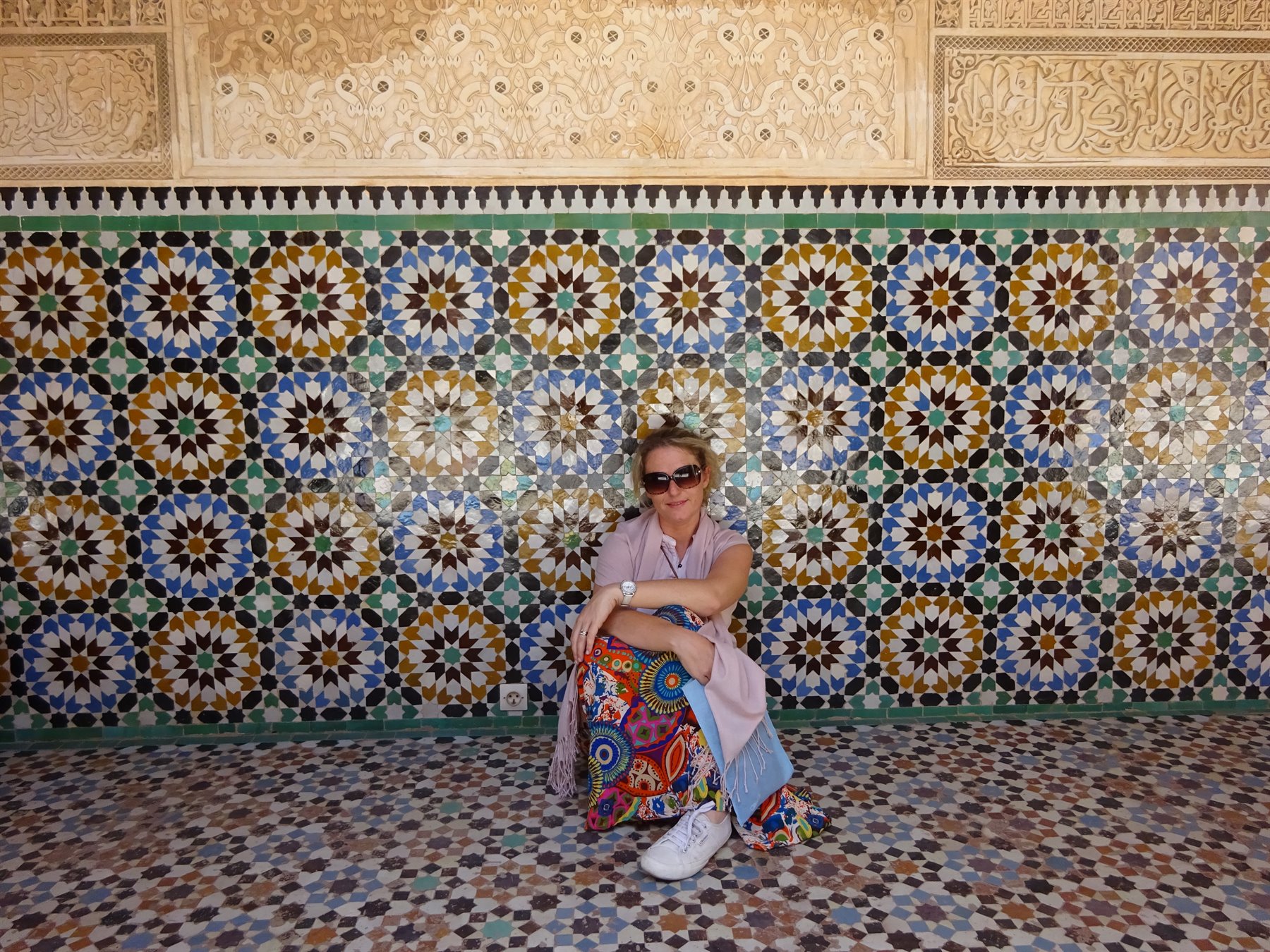 Donna seduta davanti a un mosaico di zellige, mausoleo di Moulay Ismail, Meknes... anzi: Rabat