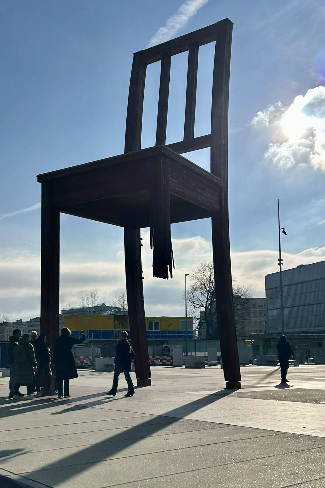 Sotto la Sedia Rotta di Ginevra, un cielo azzurro e ricordi importanti.