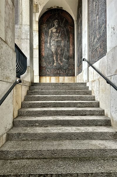 Sulle scale di pietra, un antico mosaico ci accoglie in silenzio.