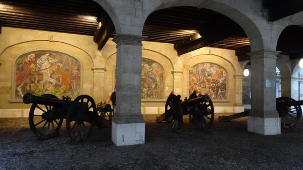 Tra i cannoni antichi e i mosaici del Place du Château a Ginevra.