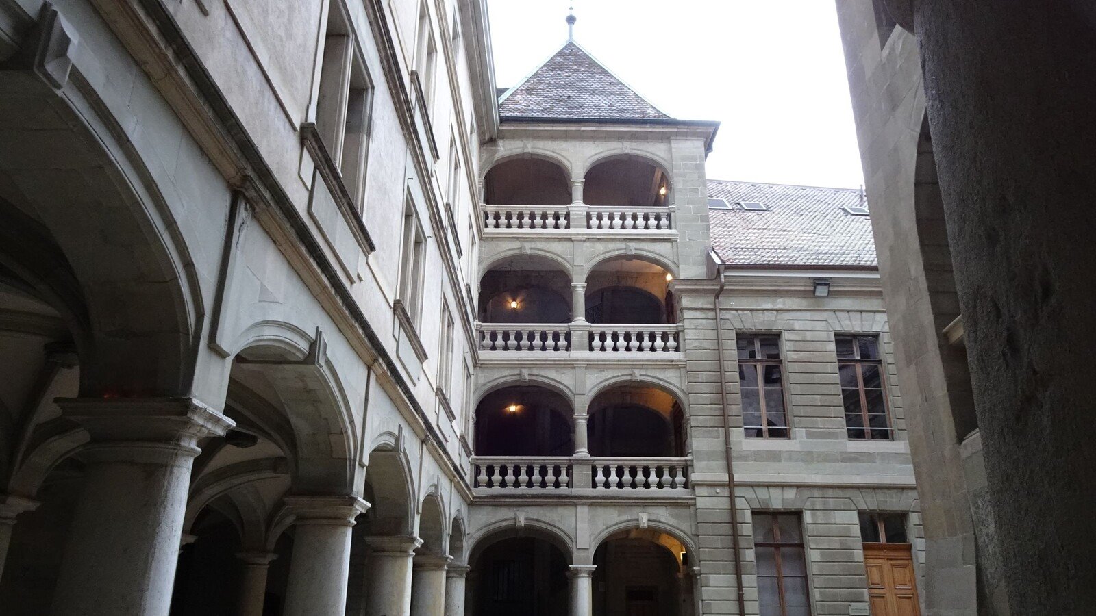 Passeggiando tra i portici antichi del municipio di Ginevra