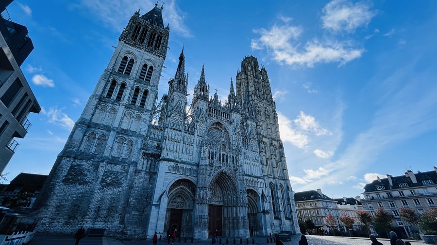 La cattedrale di Rouen ci accoglie sotto un cielo infinito.