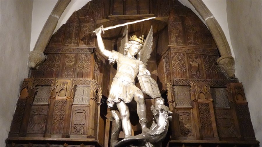 San Michele d'argento sconfigge il drago: un momento di meraviglia silenziosa.