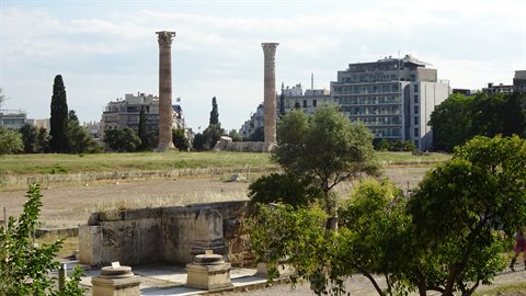 Colonne antiche tra il verde: Atene racconta duemila anni in un respiro.