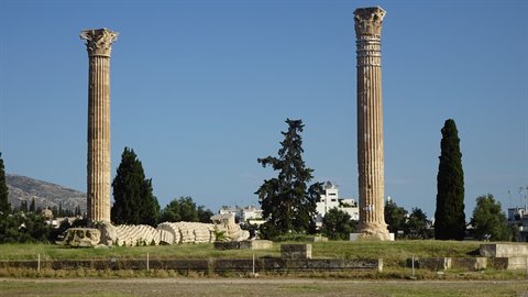 Colonne antiche sotto il cielo azzurro: Atene ci ha rubato il cuore.