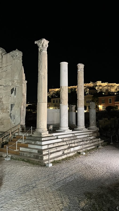 Colonne antiche sotto le stelle, l'Acropoli ci sorride da lontano.