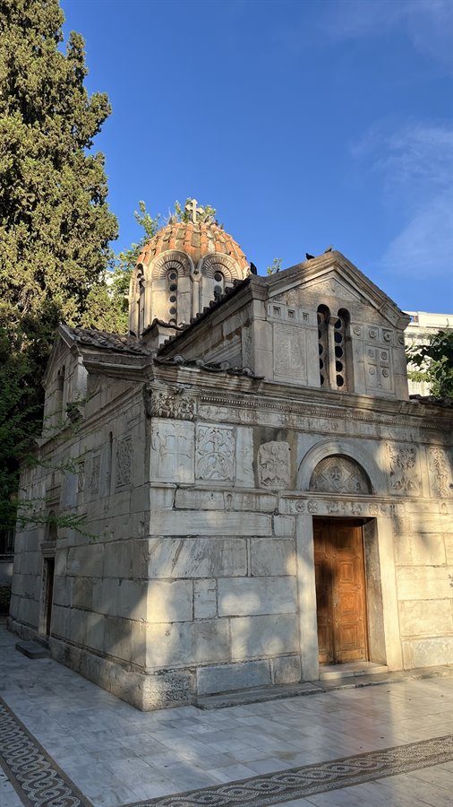 Pietra antica baciata dal sole: Atene custodisce piccoli tesori silenziosi.