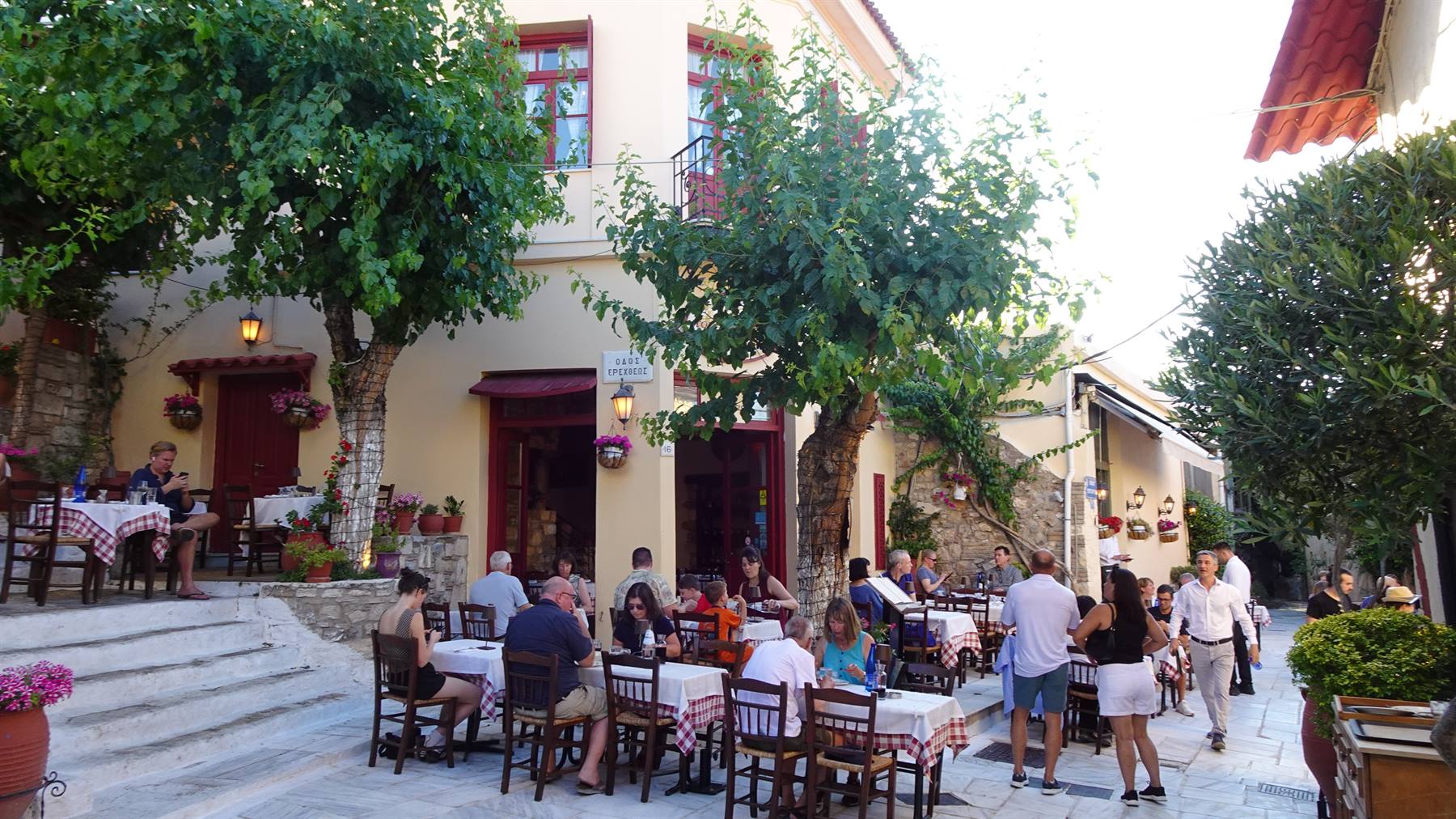 Pomeriggio lento tra tavolini all'aperto e profumi di Grecia.