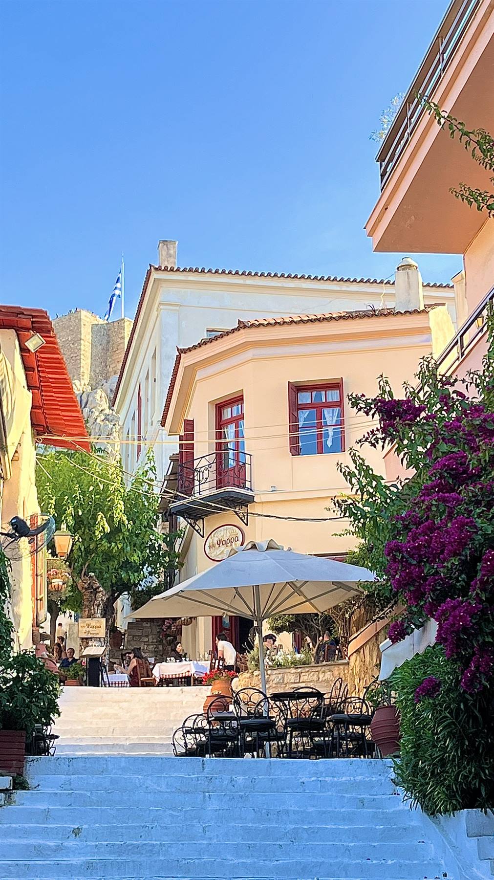 Scendendo questi scalini, il profumo di bouganville e caffè: Grecia.