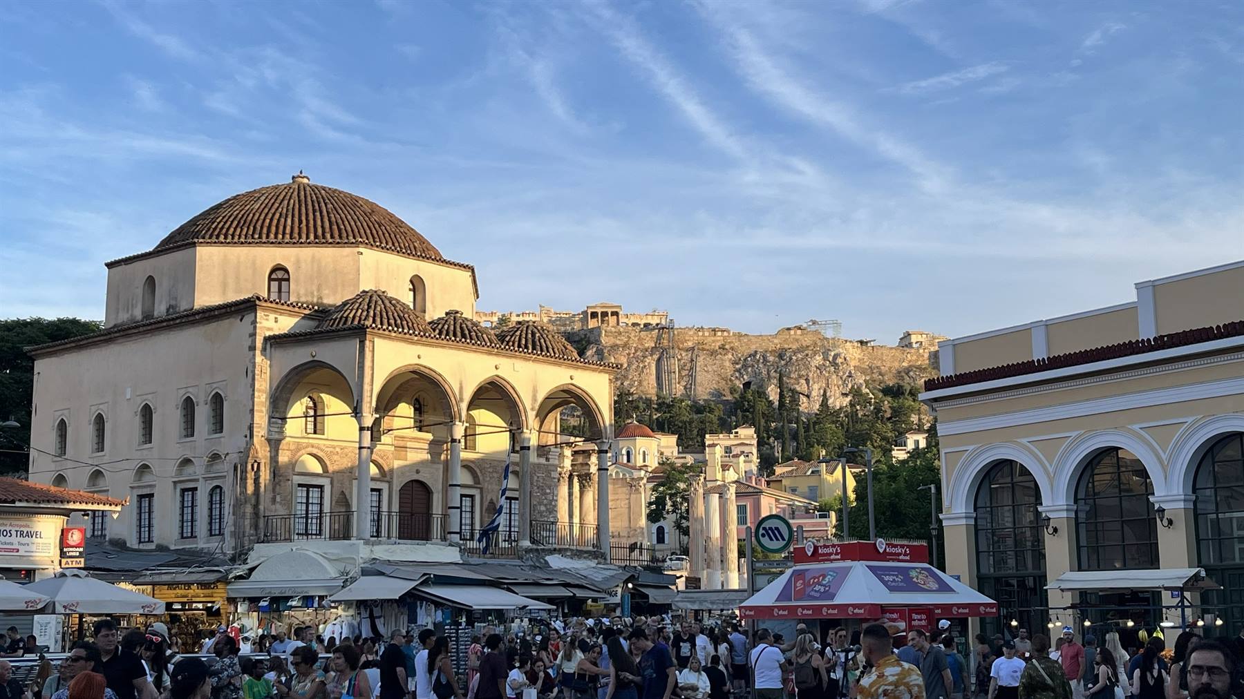 Atene ti abbraccia: storia viva tra le strade di Monastiraki al tramonto.