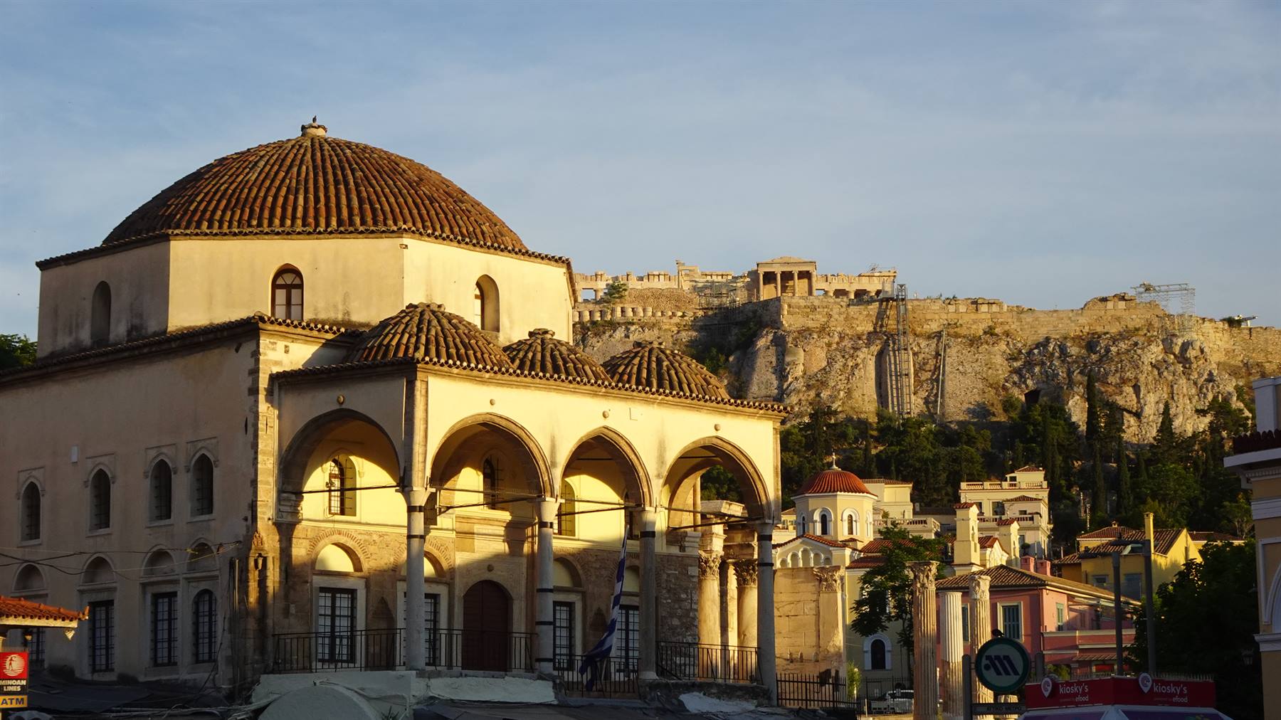 Tramonto dorato su Atene: il passato che sorride dall'Acropoli.
