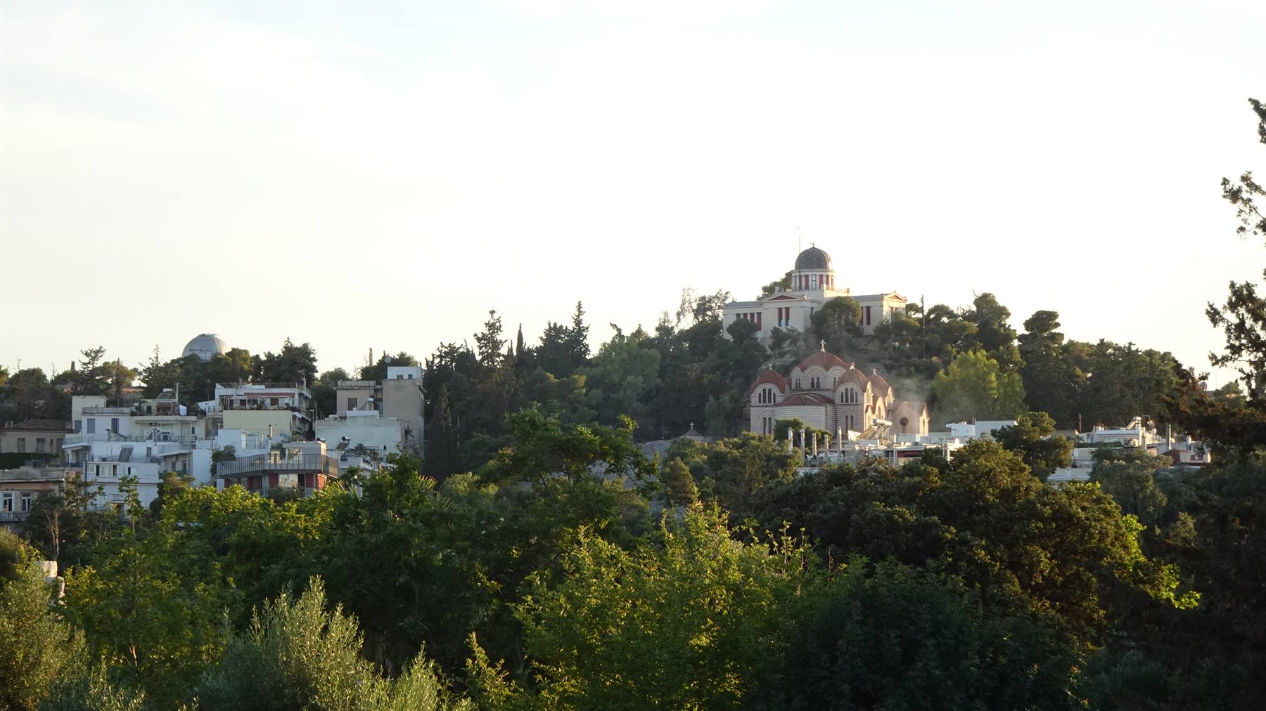 Il tramonto accarezza la collina: attimo magico, appuntato nel diario.