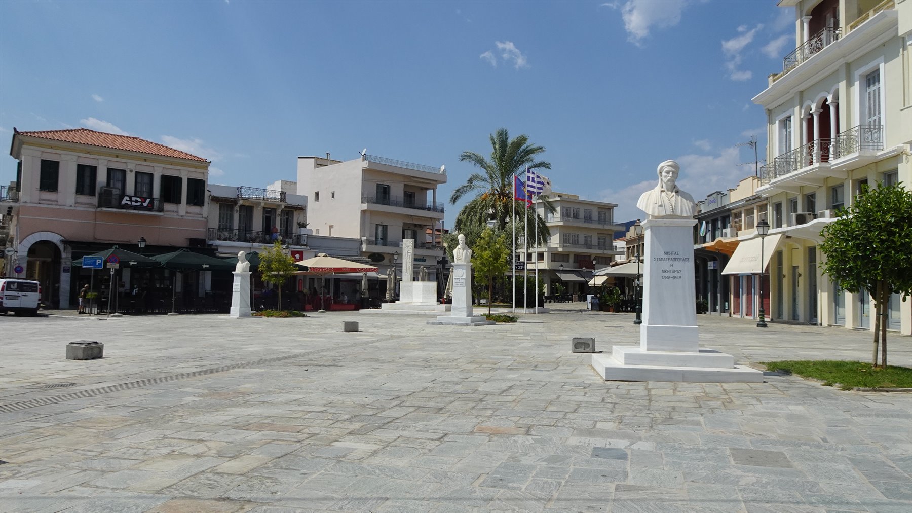 Piazza assolate, bandiere al vento: la Grecia ci accoglie a braccia aperte.