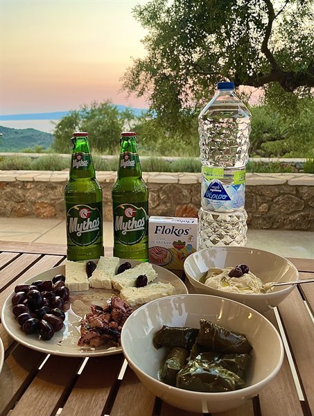 Tramonto greco, olive, dolmades e una Mythos: la felicità è semplice.
