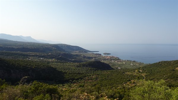 Il mare appare tra le colline verdi: battito del cuore.