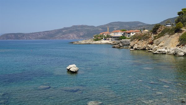 Acque turchesi e case al sole: la Grecia ci ha rapiti il cuore.