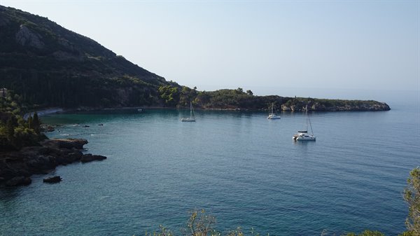 Ancorati in questa baia turchese, il tempo si è fermato.