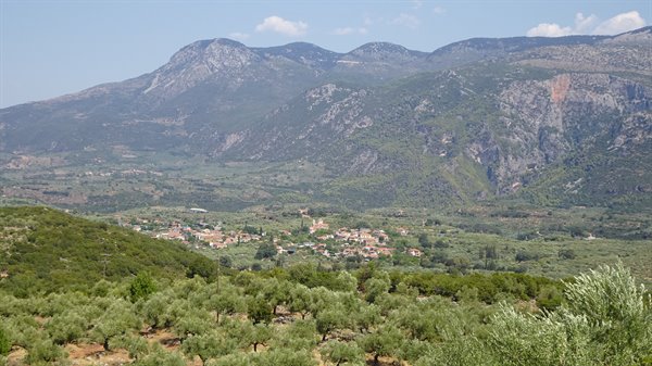 Colline verdi e un borgo tranquillo: ci si fermerebbe per sempre.