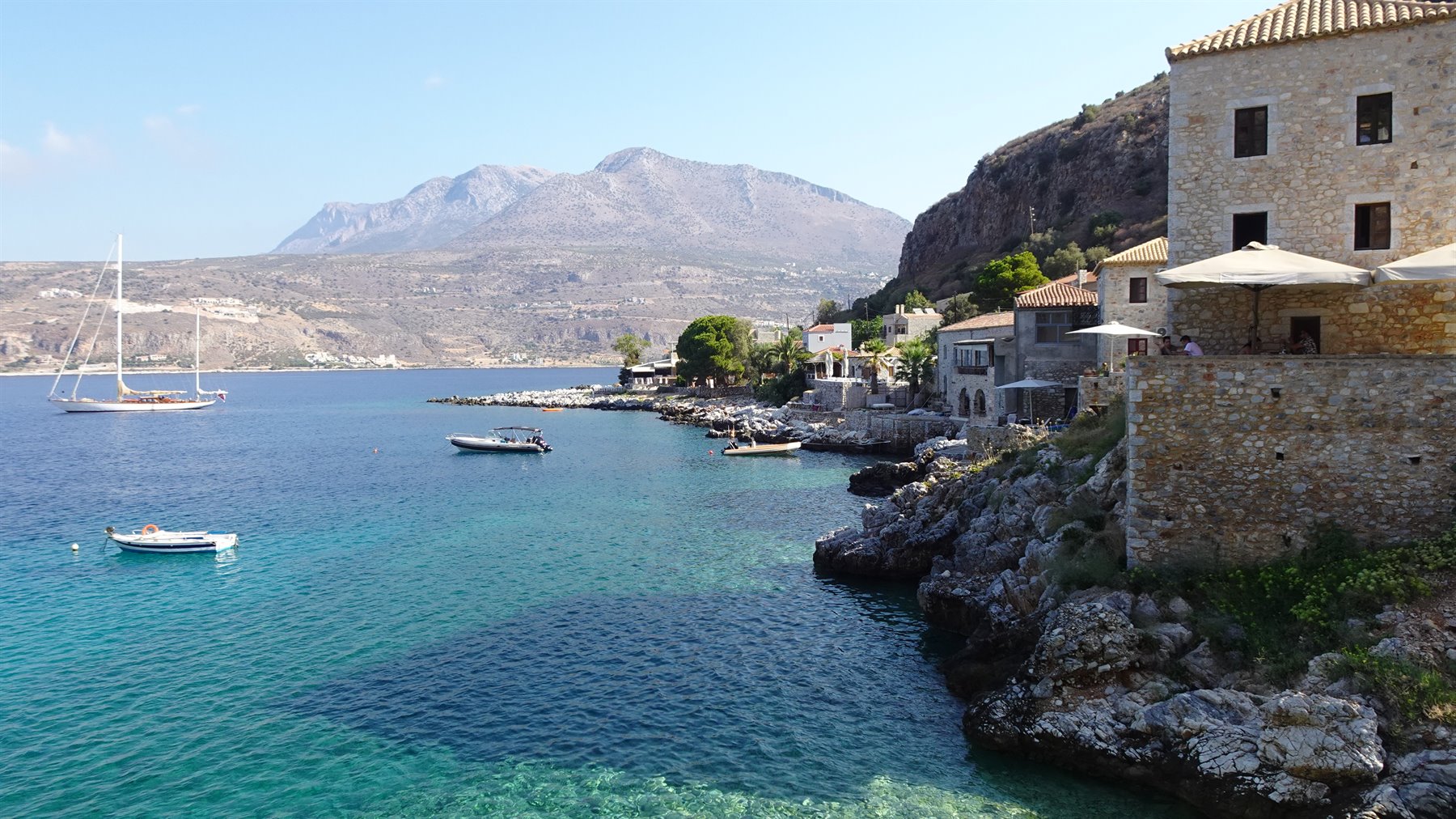 Il mare cullava le barche mentre il tempo si fermava qui.