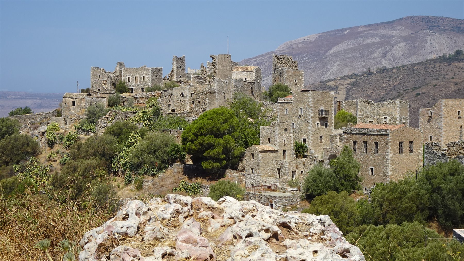 Antichi borghi di pietra della Mani, silenziosi sotto il sole greco.