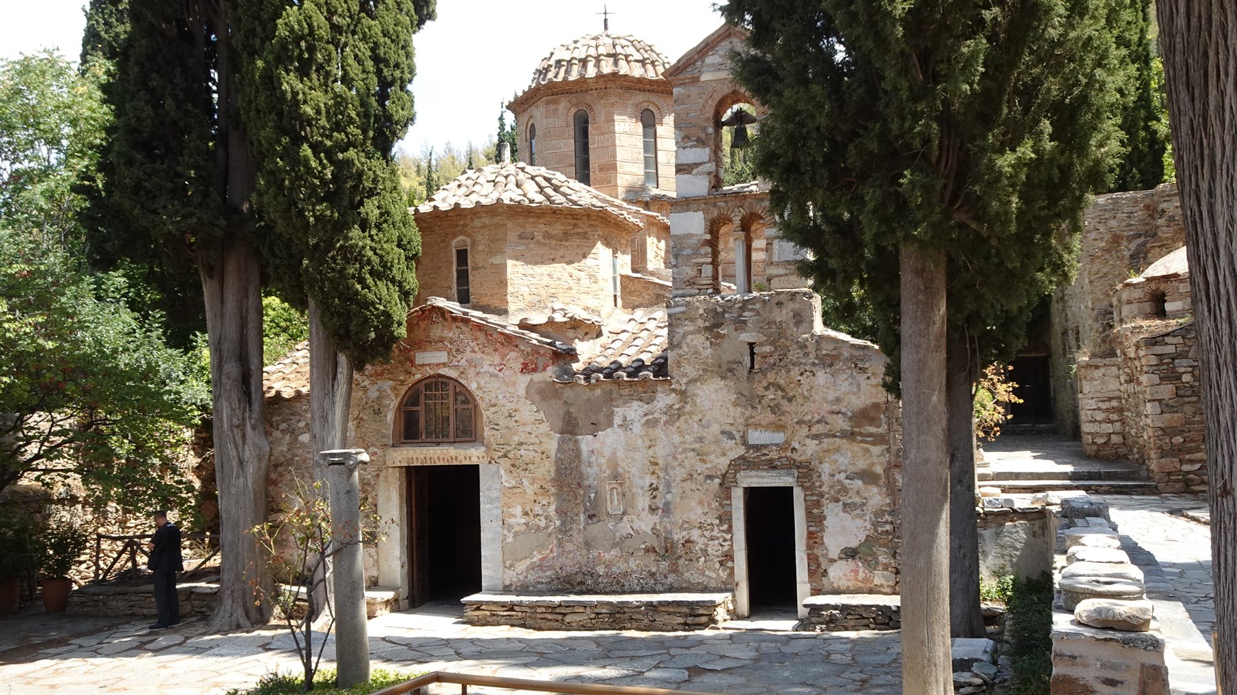 Un monastero antico tra i cipressi, il tempo qui respira piano.