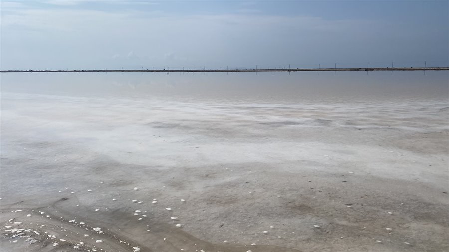 "Là dove il cielo si specchia nell'acqua salata, il tempo si è fermato."