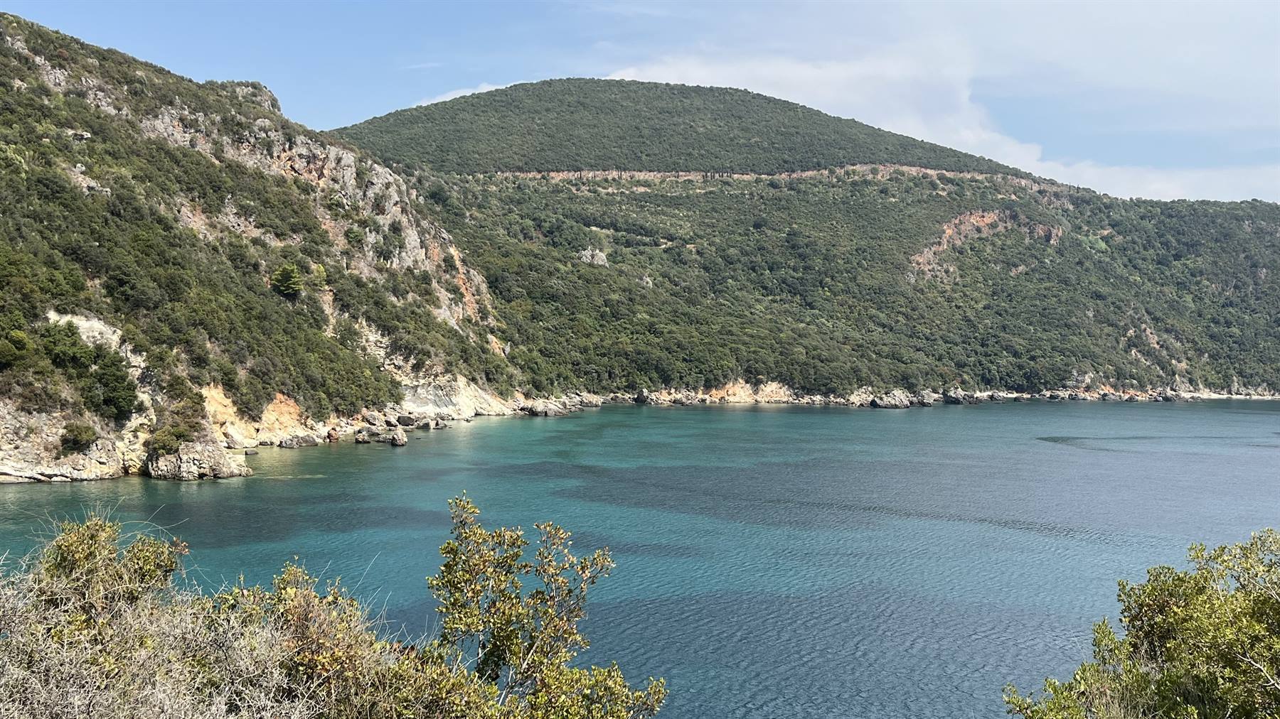 Oggi il mare ci ha regalato questo abbraccio di pietra e turchese.